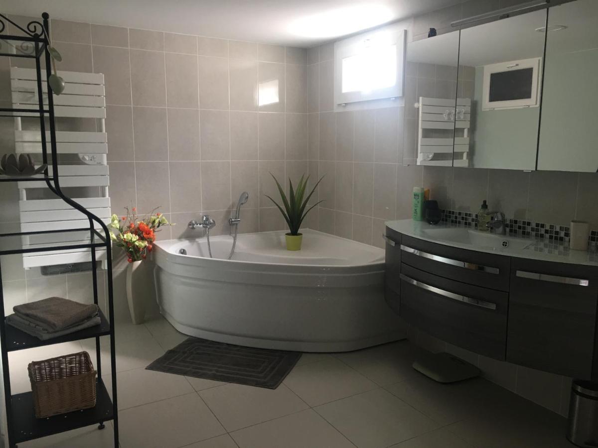 Appartement Dans La Colline Belgentier Exteriér fotografie