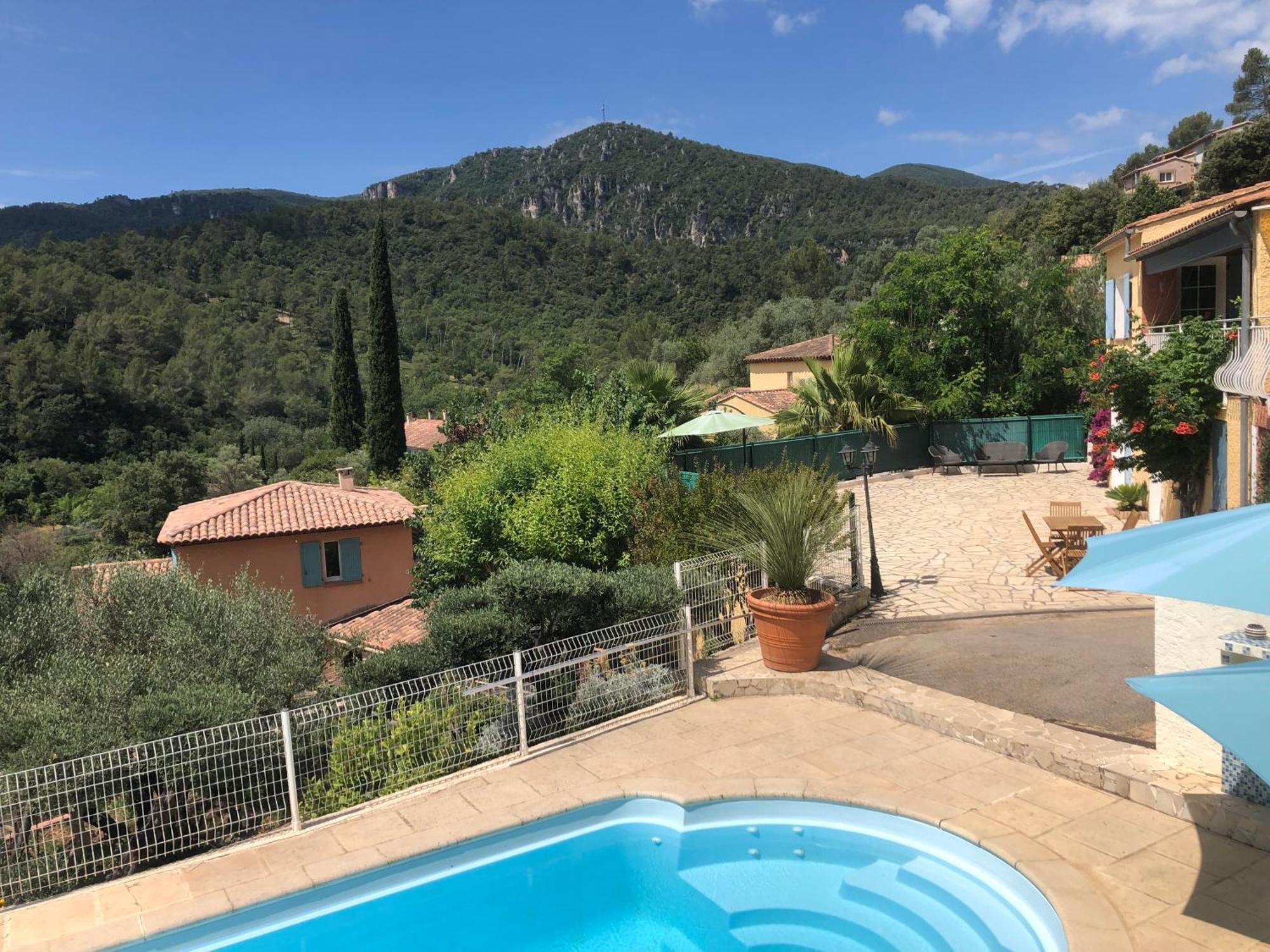 Appartement Dans La Colline Belgentier Exteriér fotografie